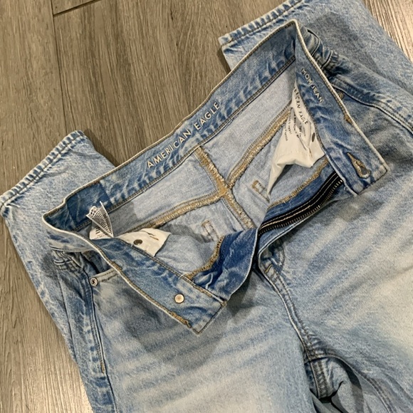 American Eagle “Mom Jean” Light Wash Distressed Busted Knee size 4Short - Picture 4 of 9